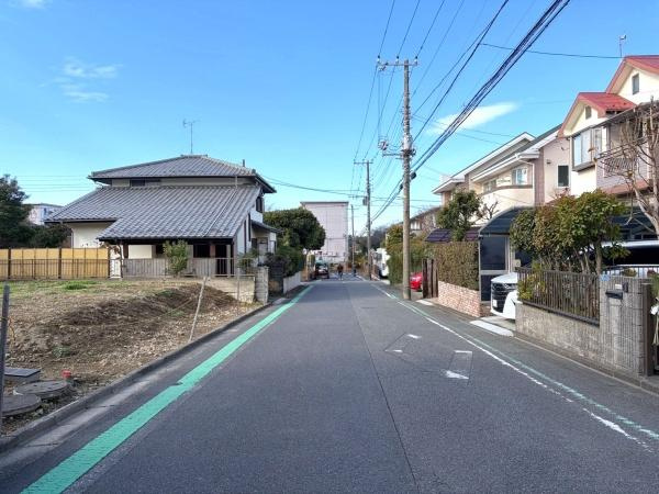 横浜市栄区桂台西２丁目の売地の前面道路含む現地写真