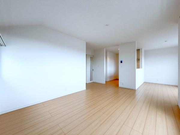 横浜市磯子区杉田８丁目の中古一戸建の居間・リビング