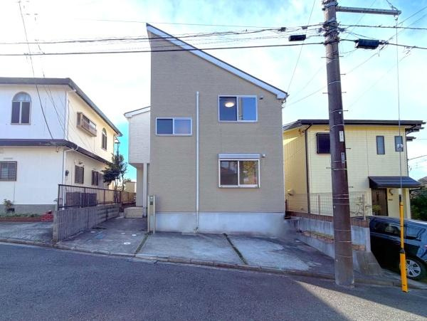 横浜市磯子区杉田８丁目の中古一戸建の前面道路含む現地写真