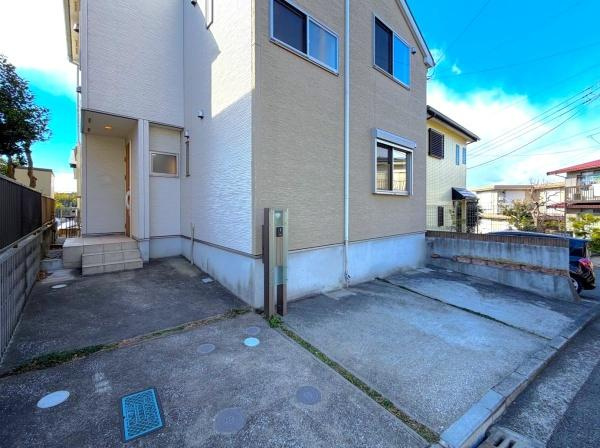 横浜市磯子区杉田８丁目の中古一戸建の駐車場