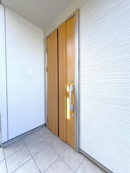 横浜市磯子区杉田８丁目の中古一戸建の玄関