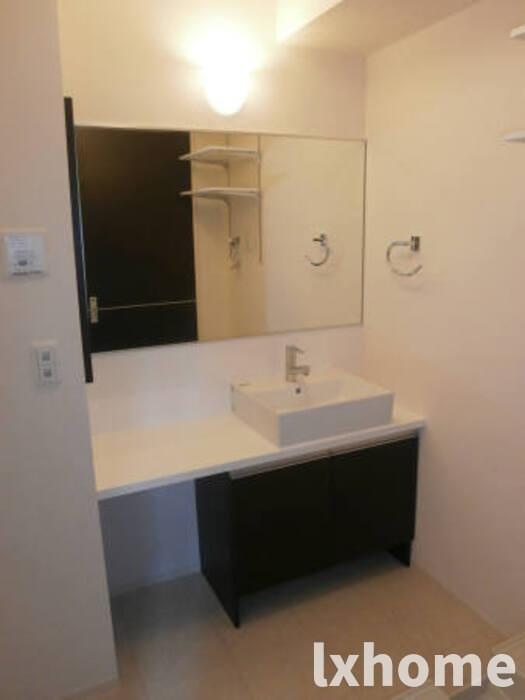 エミールコート西脇の洗面所|ゆったりとスペースのある洗面所