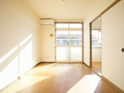 【居間・リビング】 | アーバンハイツＢ | 快適に過ごせるエアコンが付いています♪