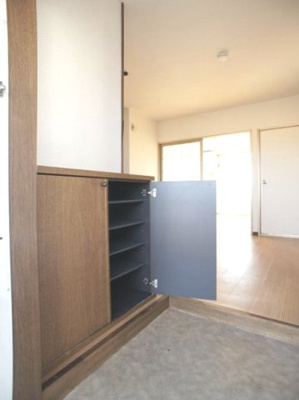 【玄関】 | アーバンハイツＢ | 1階玄関！たくさん収納できるシューズボックスが付いています♪