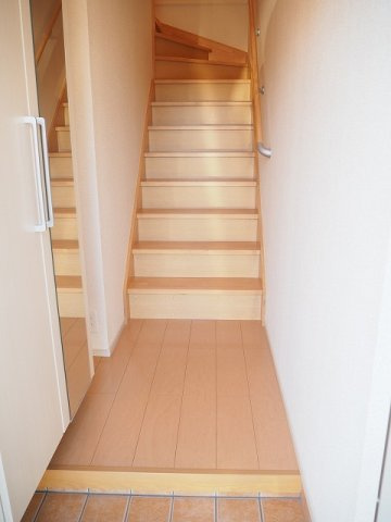 ネオファースト西新庄の玄関