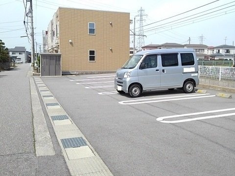 ネオファースト西新庄の駐車場