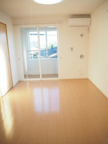 ネオファースト西新庄の居間・リビング