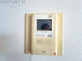 訪問者が来たときにテレビ画面で確認できるため、安心してドアを開けられます。録画機能があるものもあり、留守中に来訪者を記録しておくことができます。利便性が高く、セキュリティ面でも安心です。