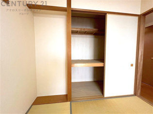 押入れは季節の衣類、寝具などを収納できます。伝統的な美しさと実用性が融合し、収納物を保護する調湿・換気効果があります。使い方によっては書類や小物なども効果的に整理でき空間を有効活用できます。