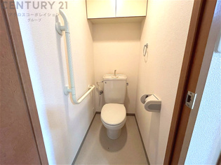 温水洗浄便座付トイレは温水洗浄機能により、暖かい水でおしりを洗浄することができ、冷たい水を使う従来の便座に比べ、温水洗浄機能で暖かいトイレを提供し、快適な使用を可能にします。