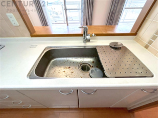 大きなシンクでお鍋などの大きな調理器具を洗う際にも便利です。
