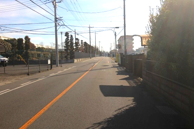 小山市城東3丁目の前面道路含む現地写真|接道を南東側に向かって撮影（2026年2月撮影）