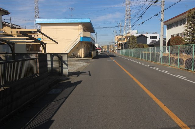小山市城東3丁目の前面道路含む現地写真|接道を北西側に向かって撮影（2026年2月撮影）