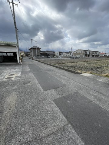 垣生2丁目　中古住宅の前面道路含む現地写真
