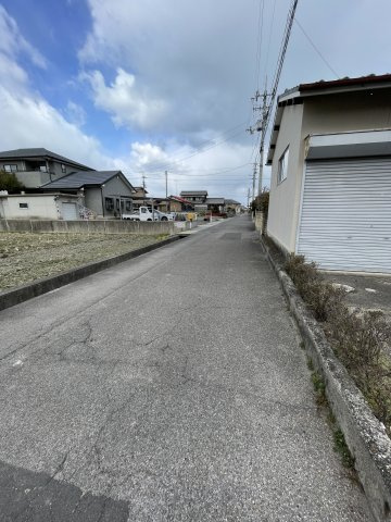 垣生2丁目　中古住宅の前面道路含む現地写真