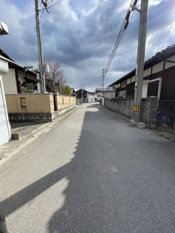 垣生4丁目　中古住宅の前面道路含む現地写真