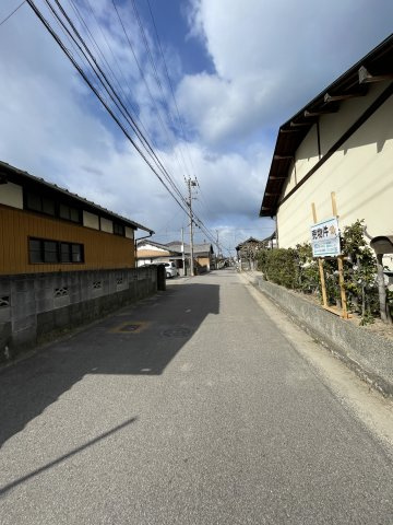垣生4丁目　中古住宅の前面道路含む現地写真