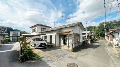 【外観】 | 【筑西市茂田】四季の筑波山を望む平屋。駐車場2台可×開放感あるのどかな一軒家 | 青空に映える開放的な角地。 屋根付きのカースペースもあり、愛車を大切に保管できます。