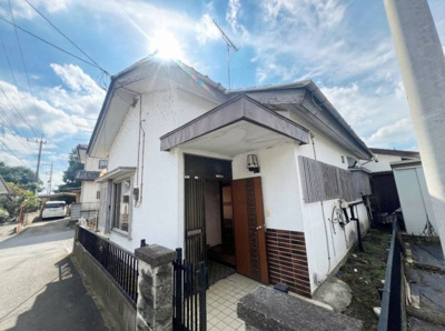 【玄関】 | 【筑西市茂田】四季の筑波山を望む平屋。駐車場2台可×開放感あるのどかな一軒家 | 光が差し込むレトロな玄関。 どこかホッとする、家族やゲストを温かく迎える入り口です。