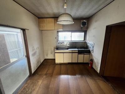 【キッチン】 | 【筑西市茂田】四季の筑波山を望む平屋。駐車場2台可×開放感あるのどかな一軒家 | 窓があり換気もしやすいキッチン。DIYで自分好みのカフェ風キッチンに作り替えるのも楽しみな空間です。