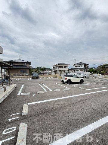 ルリエテールの駐車場
