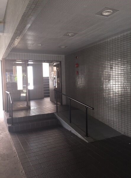 ユニーブル原央のエントランス