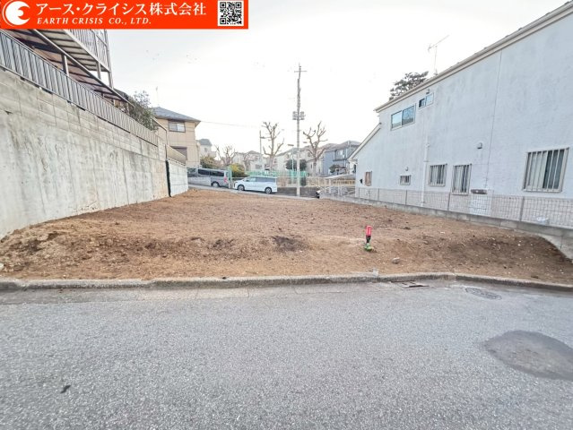 【外観】 | 船橋市金杉7丁目 | まるで自然が設計したような土地形状。変化に富んだ地面のラインが、建物に個性深みを与える。平らではない、景色と調和するアートな住まいをここに。