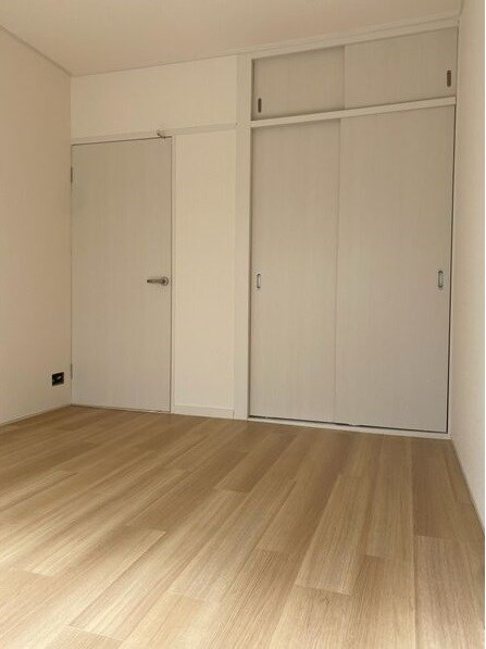 新宿ビルの寝室