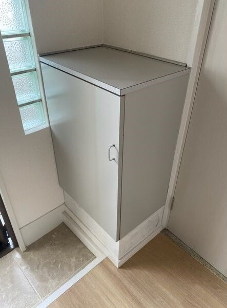 新宿ビルの玄関