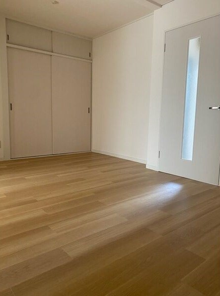 新宿ビルの寝室