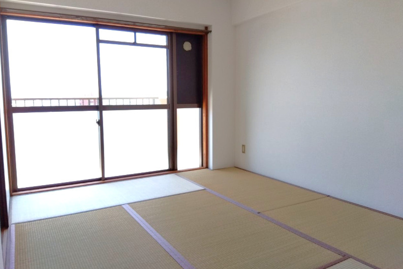 長門石スカイマンション【キャッシュバック対象物件】の和室|柔らかい畳が心地よい和室