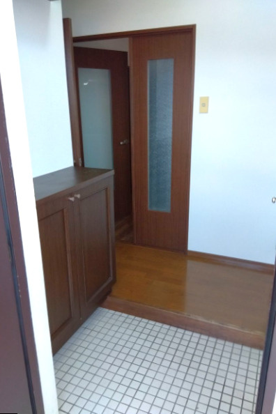 長門石スカイマンション【キャッシュバック対象物件】の玄関|収納もある玄関です