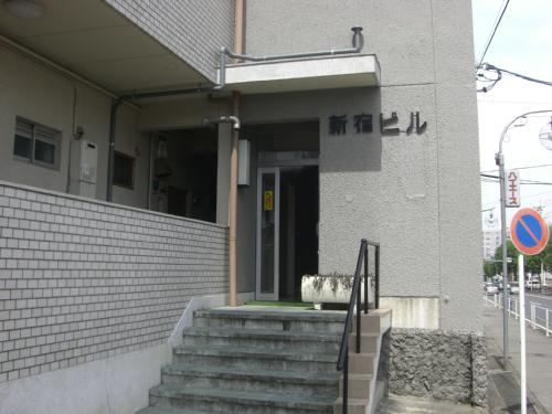 新宿ビルのエントランス