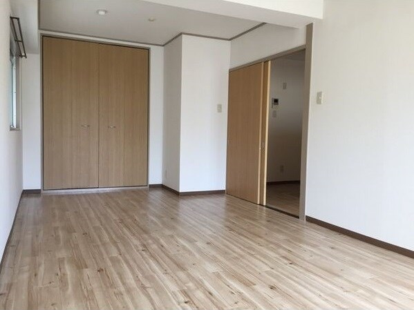 新宿ビルの寝室