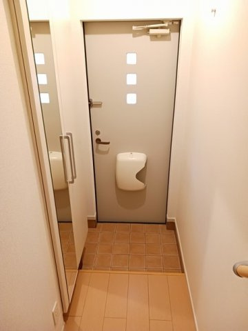 サニーヒル・Ａの玄関|収納もある玄関です