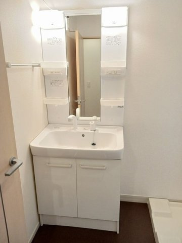 サニーヒル・Ａの独立洗面台|明るい洗面所です