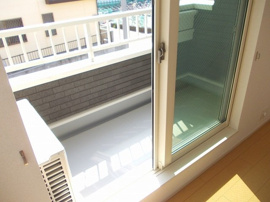 外からの目が気にならないバルコニーで洗濯物が干せます