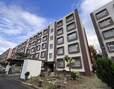 【外観】 | 久米川駅東住宅24号棟 | RC造5階建3階部分・南東向きにつき、陽当たり良好です‼