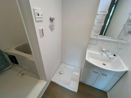 ゆったりとスペースのある洗面所