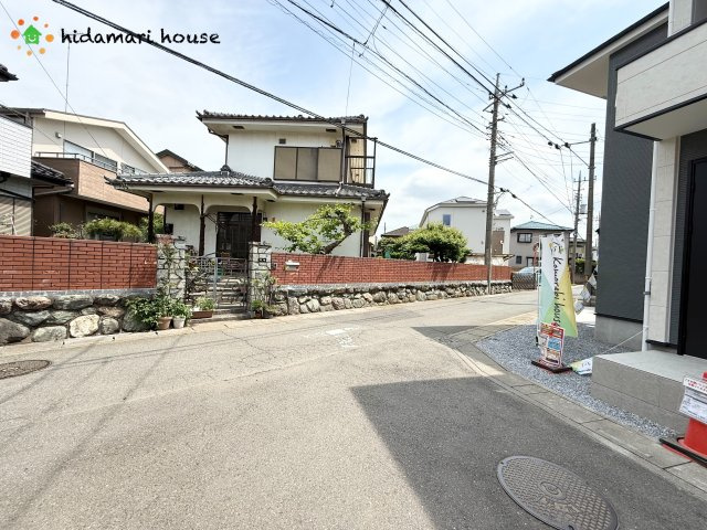 桶川市朝日2期　新築戸建　GRACE01の前面道路含む現地写真|角地