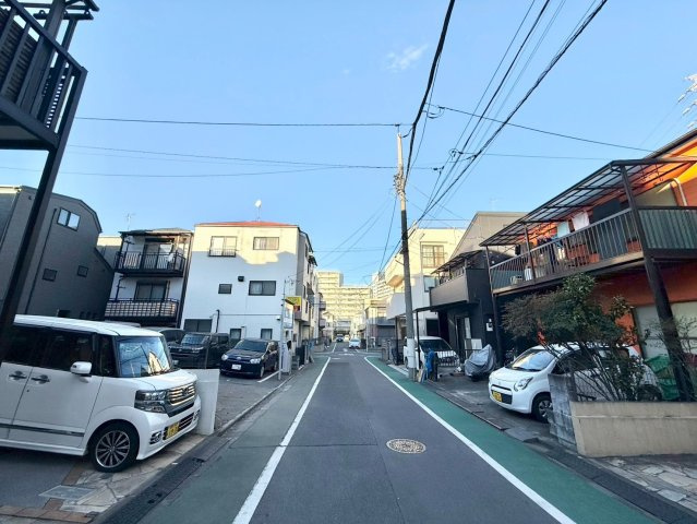 板橋区高島平2丁目　中古戸建の前面道路含む現地写真|現地ご見学希望・資料請求などお気軽にお問い合わせ下さい！
03-5990-5201