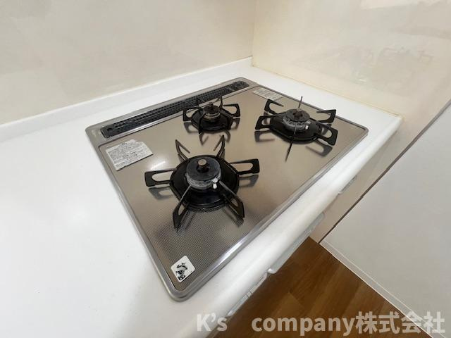 ●茅ヶ崎市今宿　ダイアパレス・エクシード茅ヶ崎　1007号室のキッチン|同時進行ができる3口コンロ♪