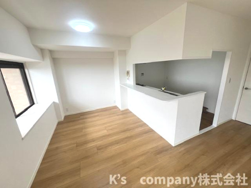 ●茅ヶ崎市今宿　ダイアパレス・エクシード茅ヶ崎　1007号室のキッチン|リビングにいるご家族を感じながらお料理ができます◇
