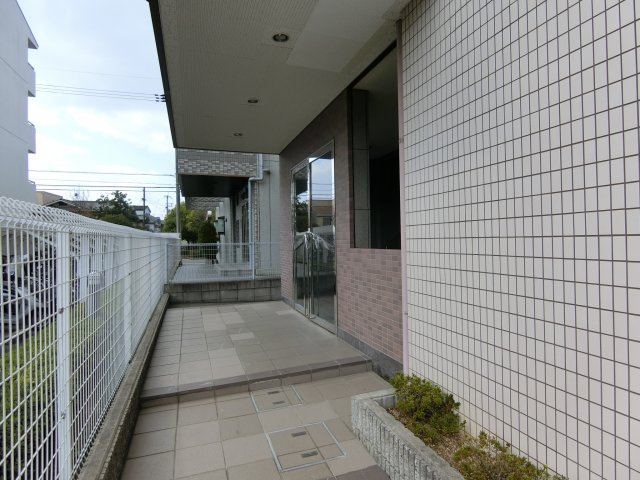 パルコート若園のエントランス