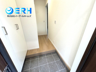 【玄関】 | 中央区籠池通2丁目新築戸建 | 広々玄関　同社施工例