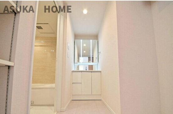 コスモ保土ヶ谷パークフォルムの独立洗面台|色味の統一された清潔感のある洗面台です。