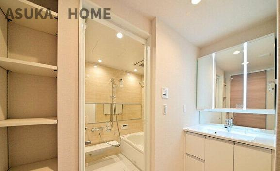 コスモ保土ヶ谷パークフォルムの脱衣所|広々として収納も充実してます。