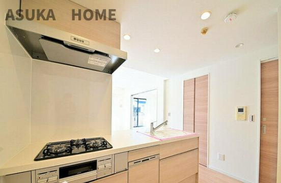 コスモ保土ヶ谷パークフォルムのキッチン|オープンキッチンで家族との時間も充実しそうですね。