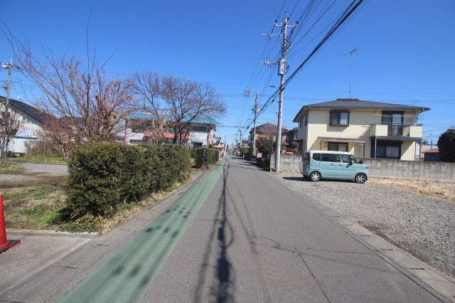 小山市間々田の前面道路含む現地写真|北西側道路（2026年3月撮影）