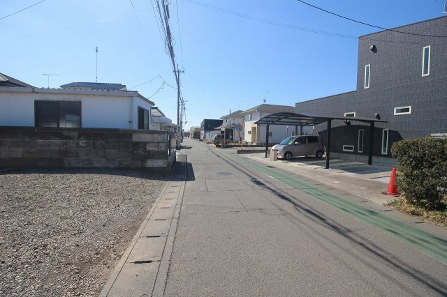 小山市間々田の前面道路含む現地写真|北西側道路（2026年3月撮影）